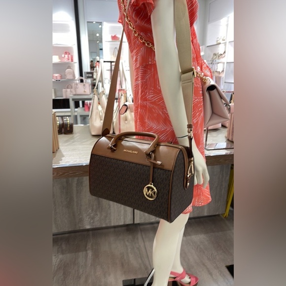 Michael kors purse - Picture 5 of 8